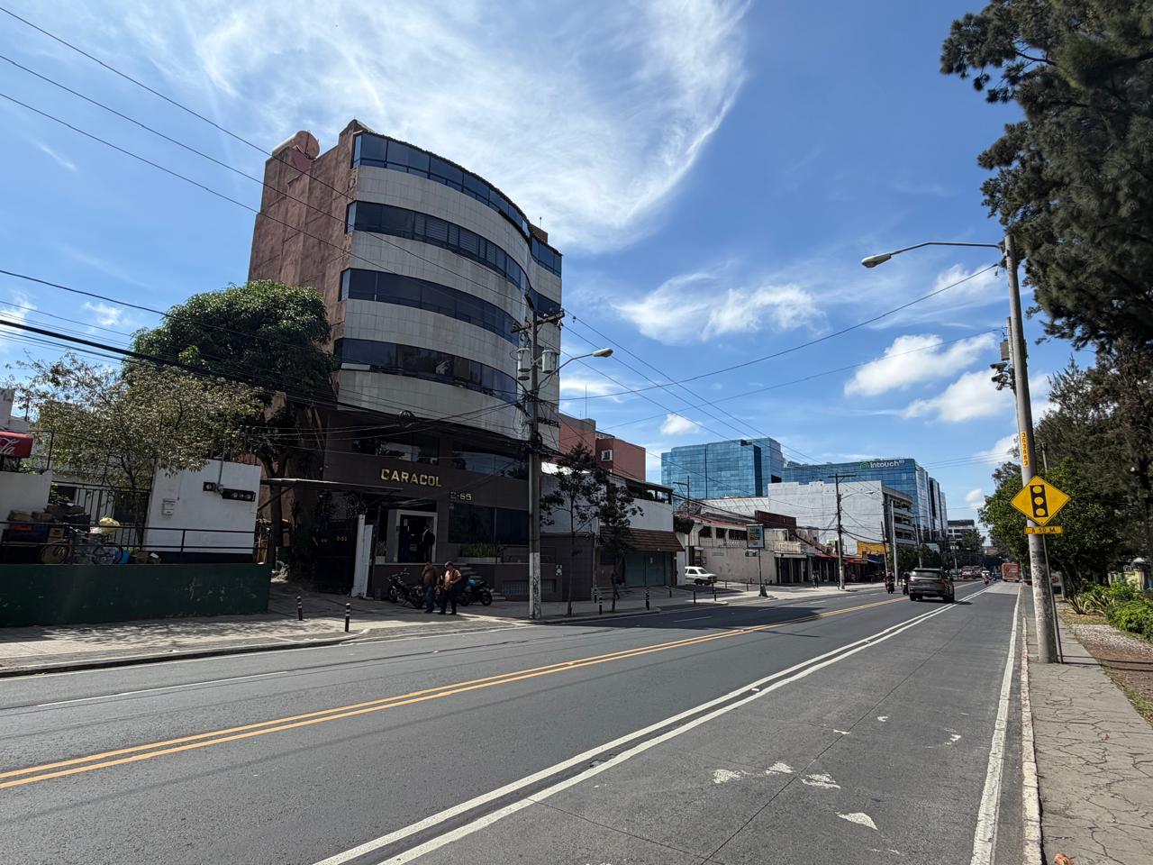 Avenida Hincapié con el edificio Caracol al fondo