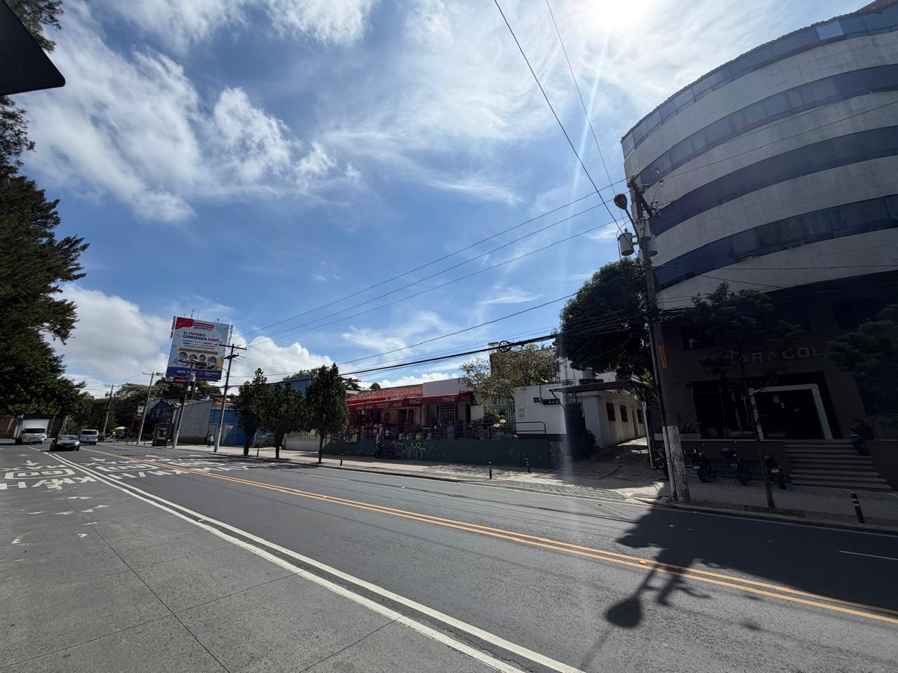 Vista del edificio Caracol desde el otro lado de la avenida