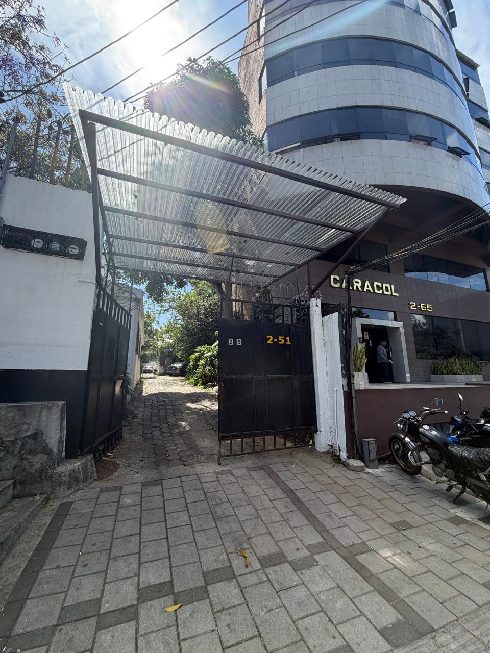 Portón de ingreso 2-51, junto al edificio Caracol