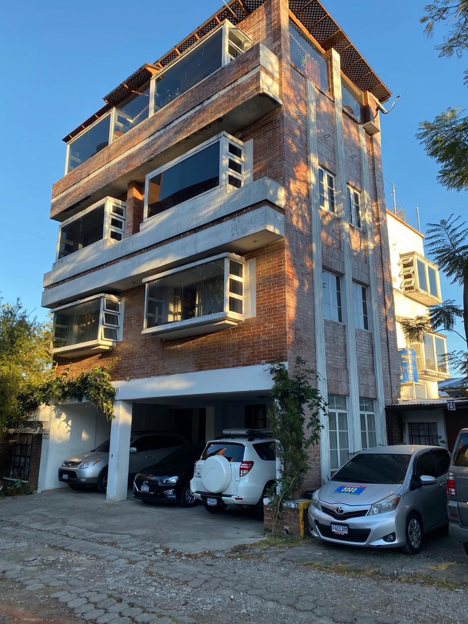 Edificio de apartamentos con su parqueo techado